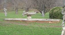 Valec Chateau statues.JPG