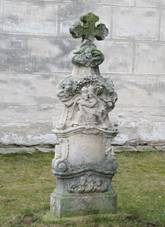 Olbramkostel, n�hrobek u kostela.jpg