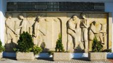 GuentherZ 2011-04-23 0072 Znojmo Bahnhof Relief1.jpg